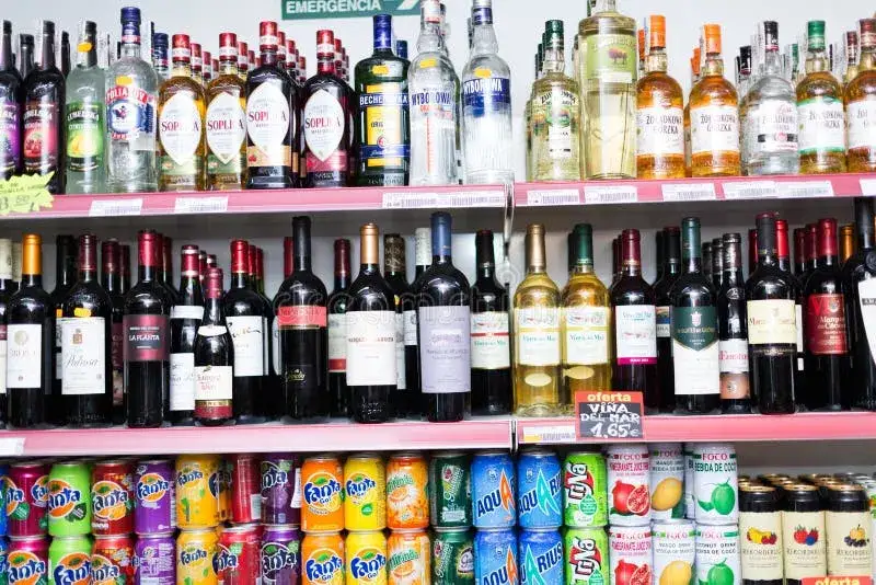 półka z winami bezalkoholowymi w supermarkecie