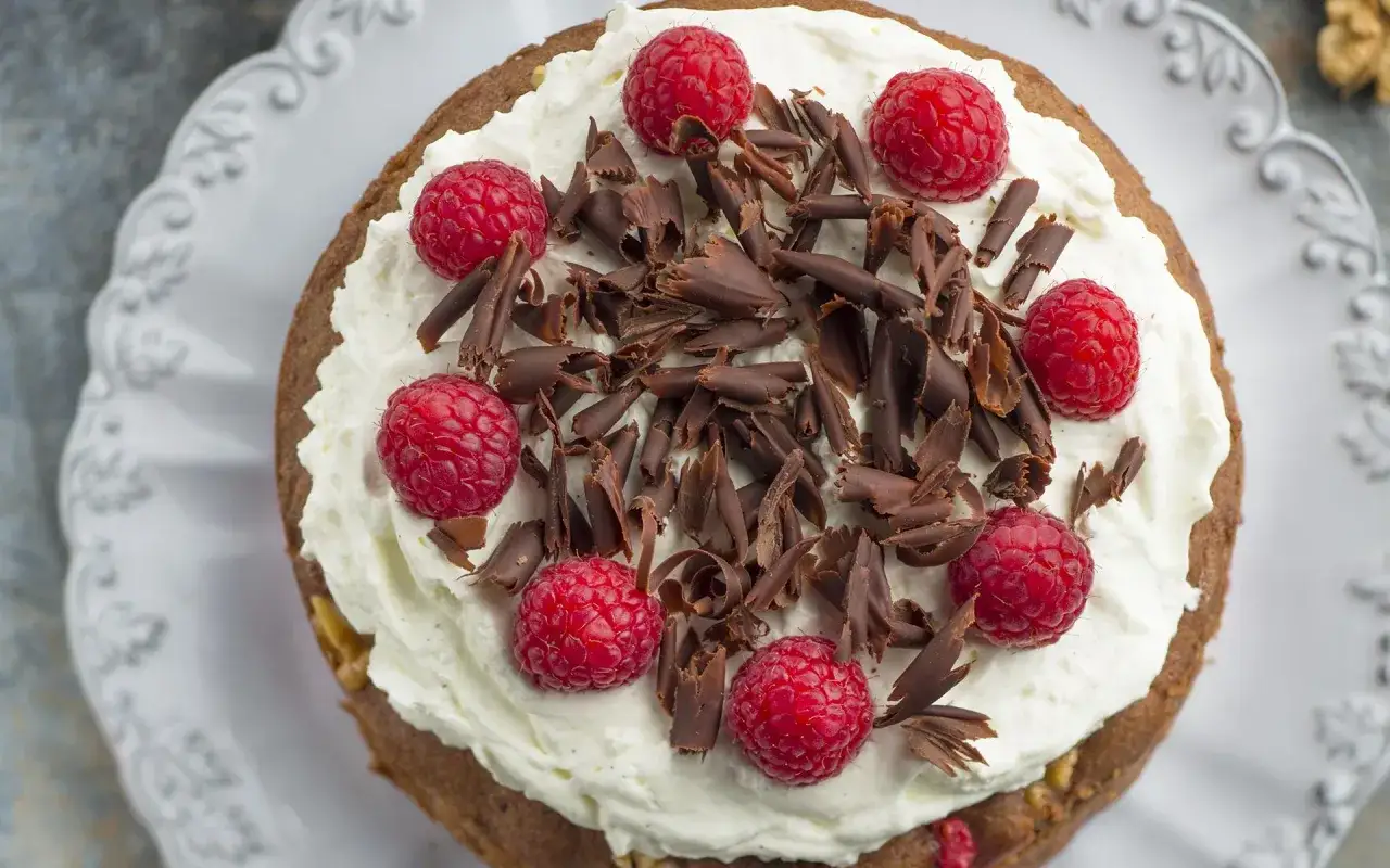 G&acirc;teau au chocolat et mascarpone, garni de framboises fra&icirc;ches et de copeaux de chocolat. Un d&eacute;lice gourmand !