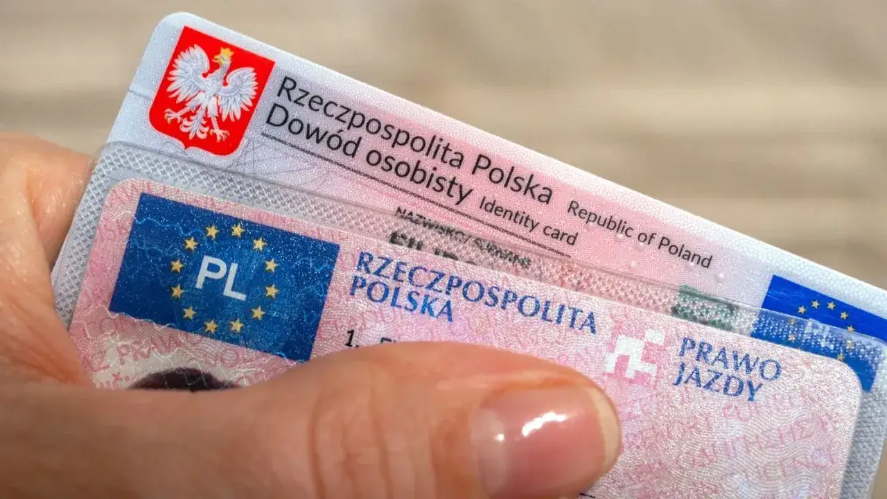 Polskie dokumenty: dowód osobisty i prawo jazdy. Gotowi na podróż, nawet polną drogą.