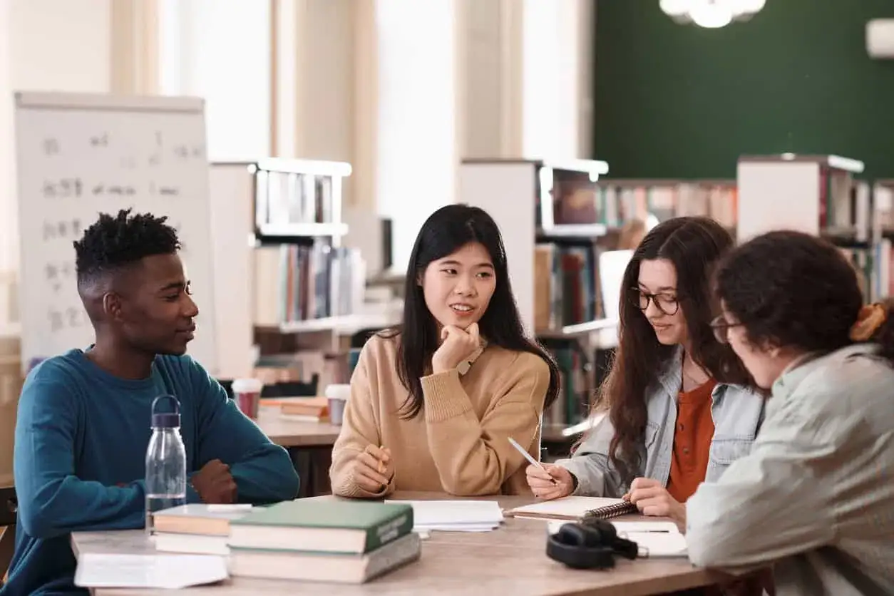Estudiantes planeando sus intercambios al extranjero en una biblioteca.