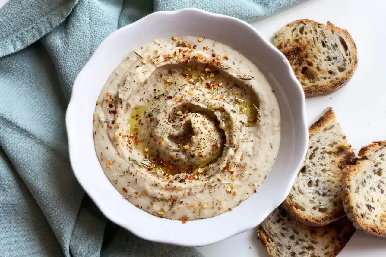 Crema di fagioli cannellini, condita con olio, pepe e peperoncino, servita con pane tostato.