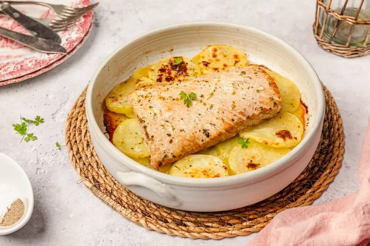Deliciosa ventresca al horno, jugosa y dorada, acompañada de patatas panadera. Un plato sencillo y sabroso.