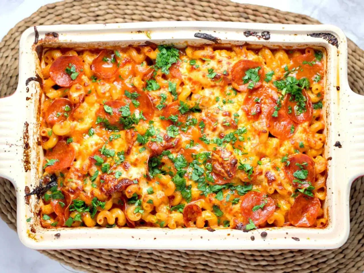 Herzhafter Nudelauflauf mit geschmolzenem Käse und Pepperoni, garniert mit Petersilie. Ein tolles Beispiel für einfache Auflauf Rezepte.