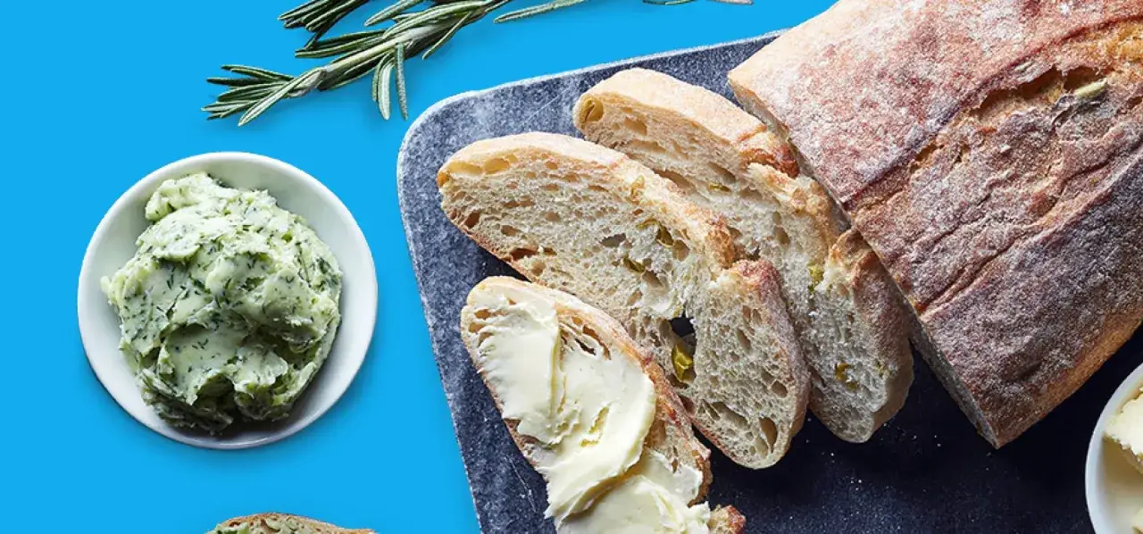 Frisches Brot mit Kr&auml;uterbutter und Butterst&uuml;cken. Welche Butter ist die beste? Diese hier sieht k&ouml;stlich aus!