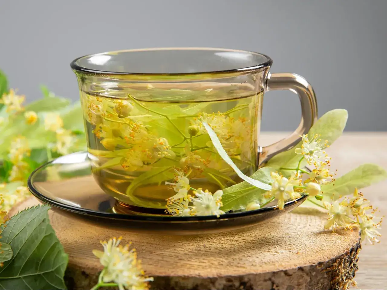 Aromatyczna herbata z lipy, idealna na przeziębienie i na dobry sen.