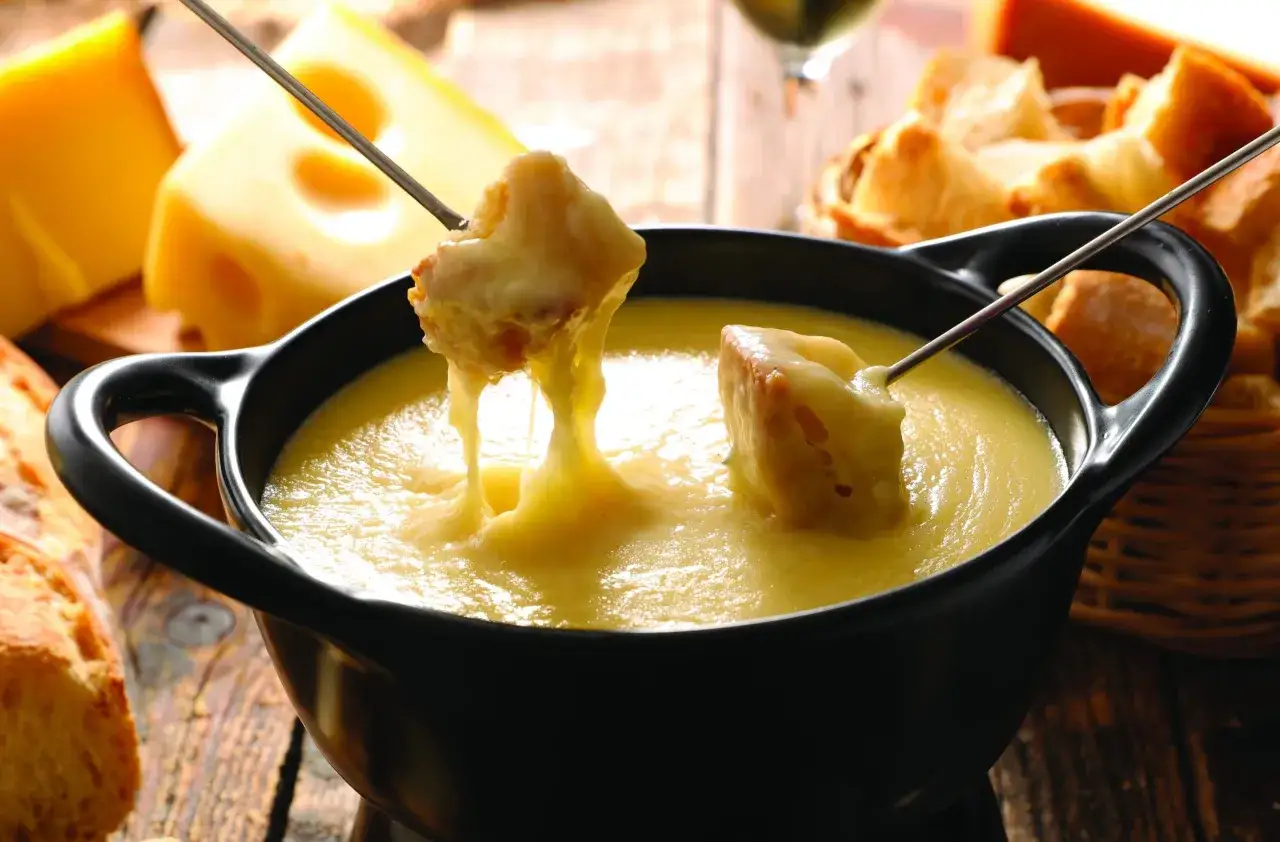 Un délicieux vin à fondue, avec du pain et du fromage, prêt à être dégusté.