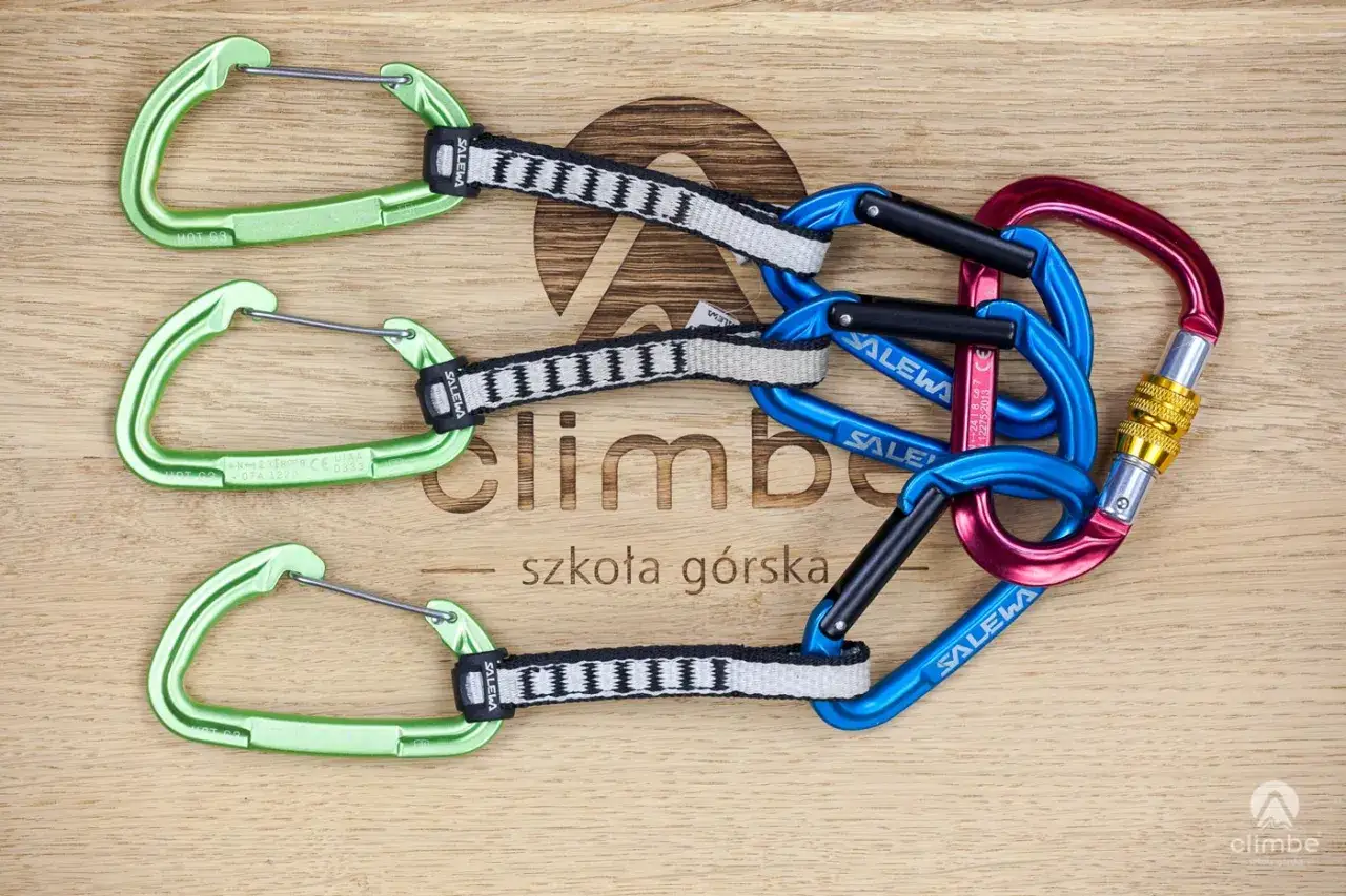 Zestaw karabinków i taśm, niezbędny sprzęt do via ferrata. Gotowi na górskie wyzwania!