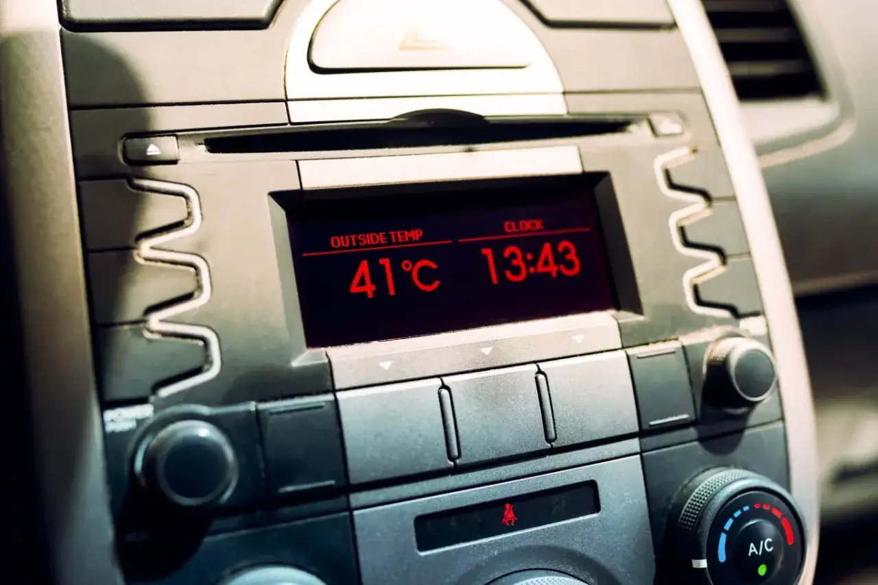 deska rozdzielcza samochodu temperatura zewnętrzna