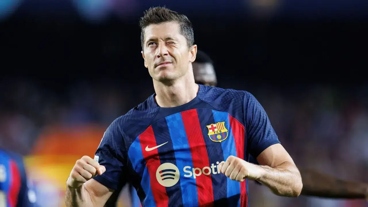 Robert Lewandowski, w krótkiej biografii, to legenda futbolu. Tutaj w barwach Barcelony, z charakterystycznym mrugnięciem.