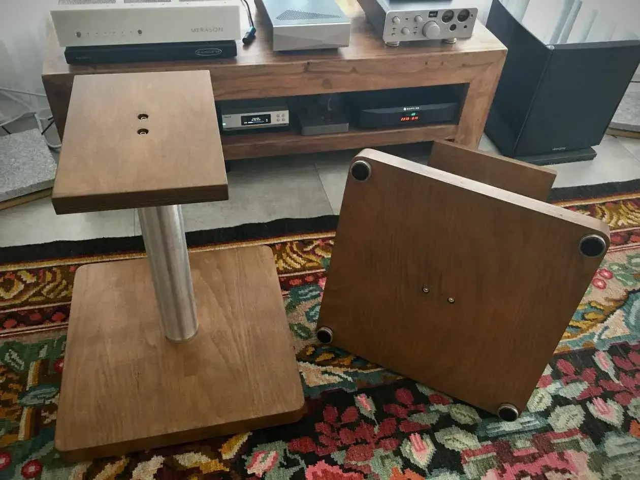 Zwei selbstgebaute Lautsprecherst&auml;nder aus Holz und Metall, bereit f&uuml;r den Einsatz.