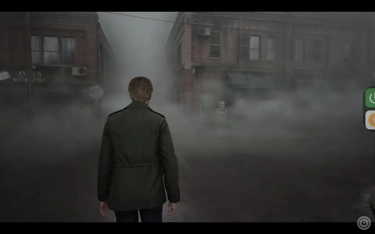 Mężczyzna w zielonej kurtce idzie przez mglistą ulicę, mijając sklep z książkami. Klimat jak z Silent Hill.