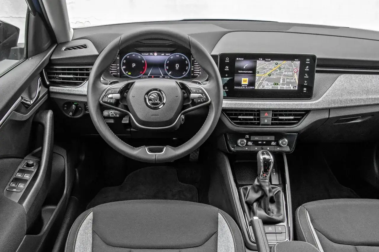 Wnętrze Skody Scala z cyfrowymi zegarami i ekranem multimediów. Sprawdź atrakcyjną skoda scala cena i wyposażenie.