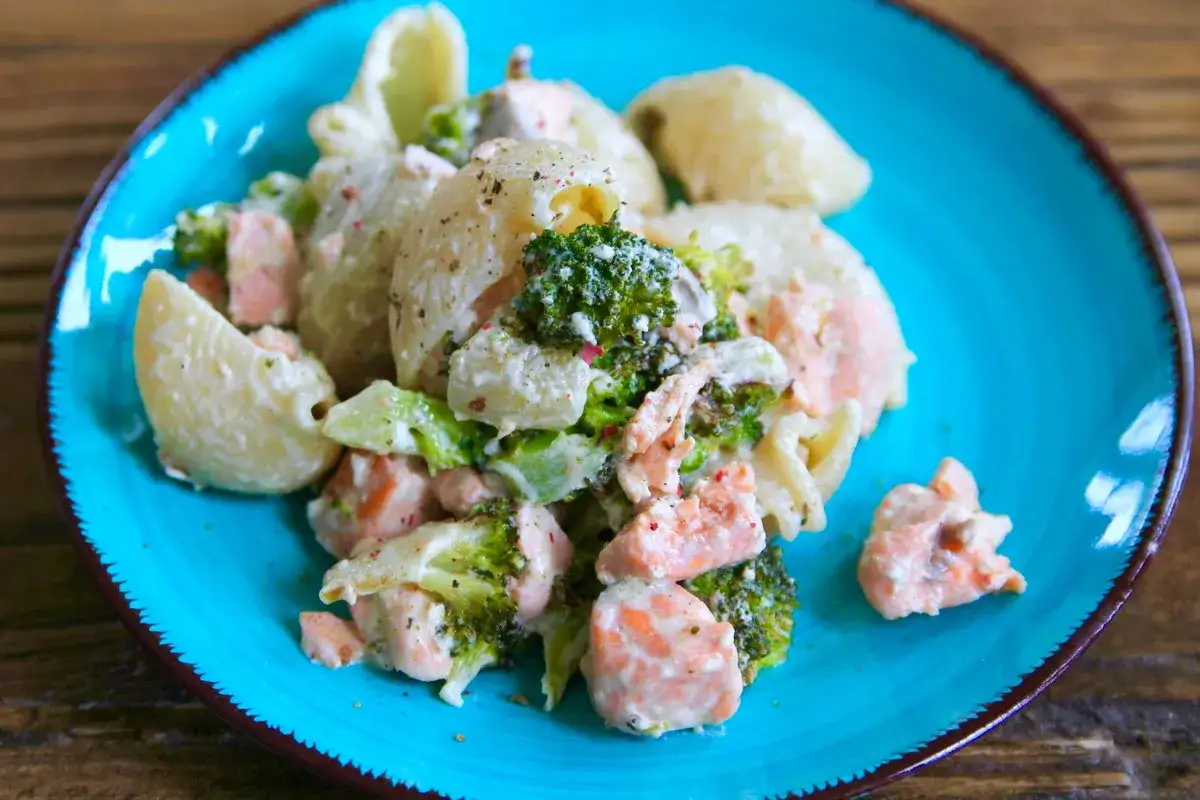 Pastasallad med lax och broccoli, perfekt för billiga recept barnfamilj. Enkel och god middag!