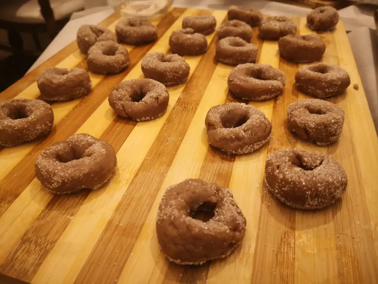 Ciambelline al vino, dolcetti friabili cosparsi di zucchero, pronti per essere gustati.