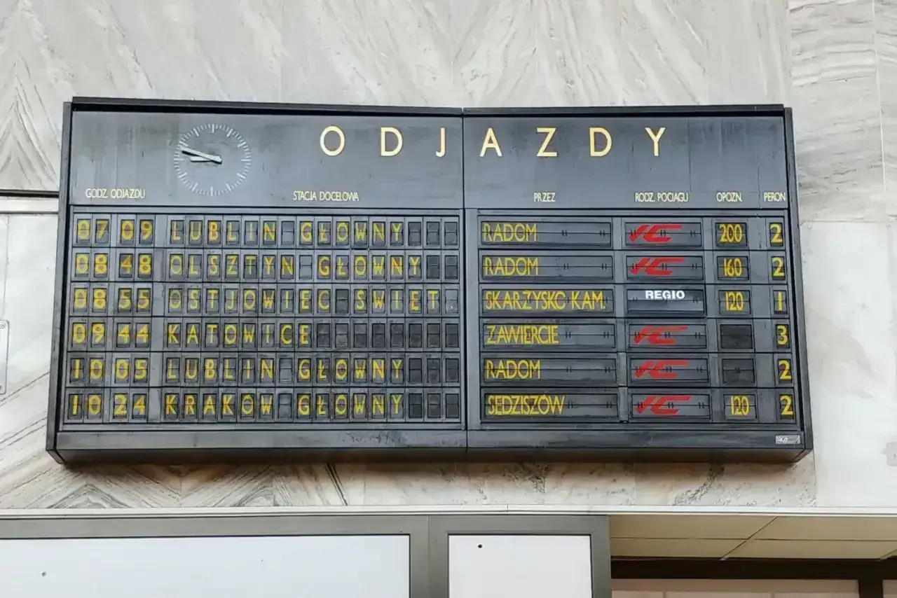 Tablica odjazdów pociągów z informacjami o trasach, godzinach i peronach. Planowanie podróży i przesiadki stają się łatwiejsze.