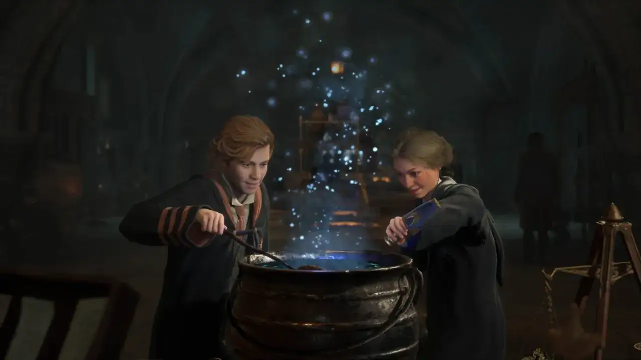Uczniowie Hogwartu warzą napar gazowy w kotle. Błyszczące iskierki unoszą się nad magicznym wywarem.