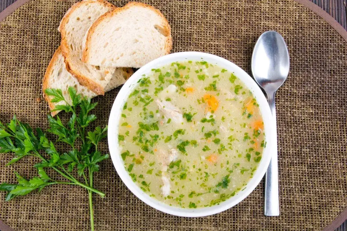 Aromatyczna zupa z kurczakiem i warzywami, posypana natką pietruszki. Idealna do podania z chrupiącym pieczywem. Dowiedz się, jak zagęścić zupę, by była jeszcze bardziej sycąca.
