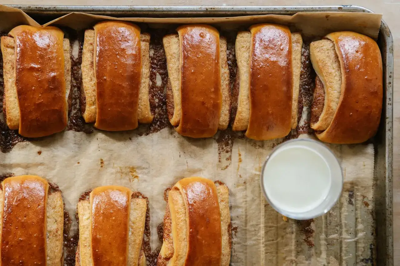 Nybakade gifflar på plåt, redo att avnjutas. Ett perfekt recept för fika.