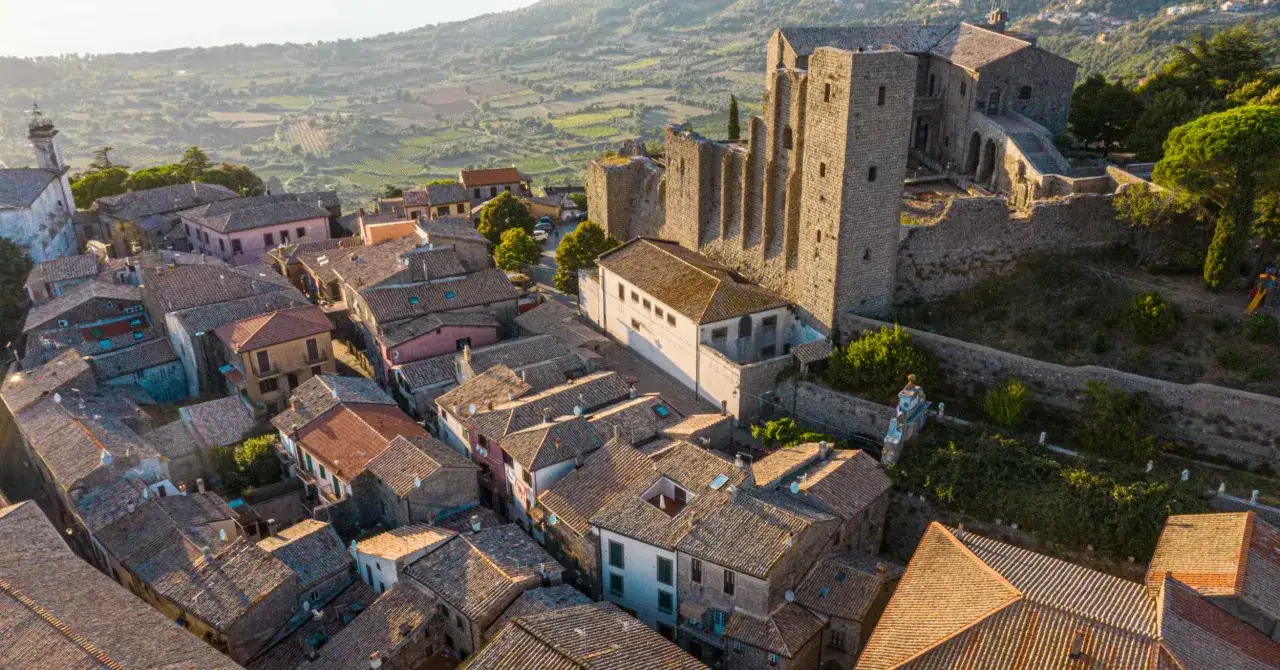 Vista aerea di Montefiascone con il suo borgo antico e il lago di Bolsena sullo sfondo.