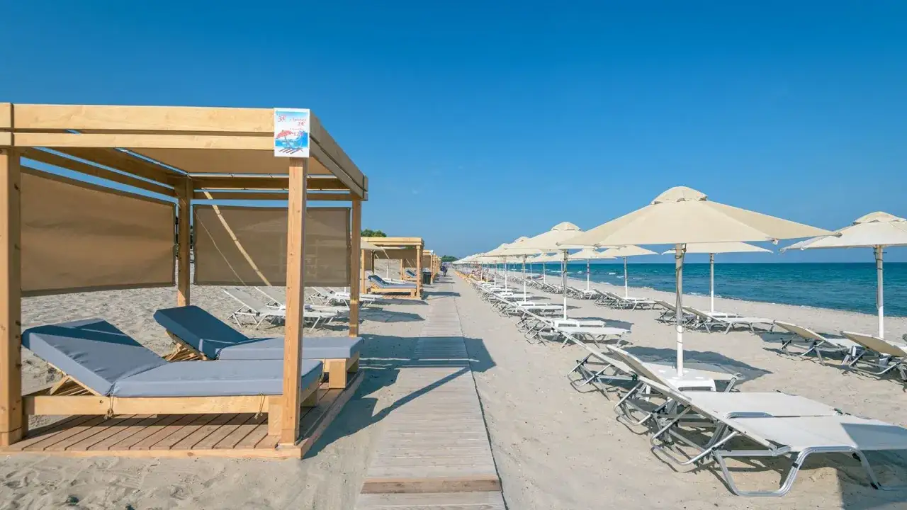 Piękna plaża z leżakami i parasolami, idealna na relaks. Warto sprawdzić gaia royal opinie przed rezerwacją.