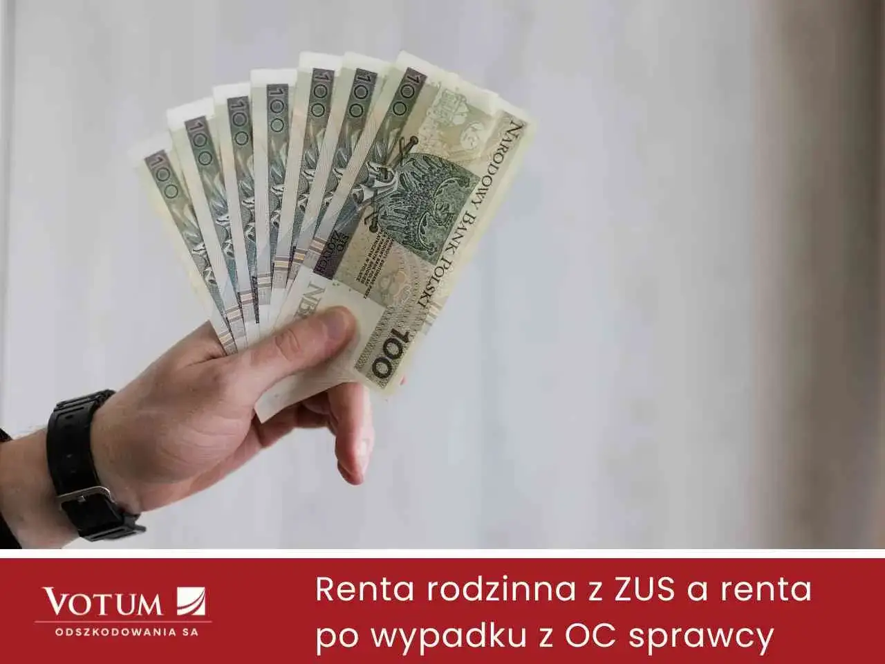 Dłoń trzyma banknoty 100 zł. ZUS odszkodowanie za śmierć syna może być wypłacone jako renta rodzinna.