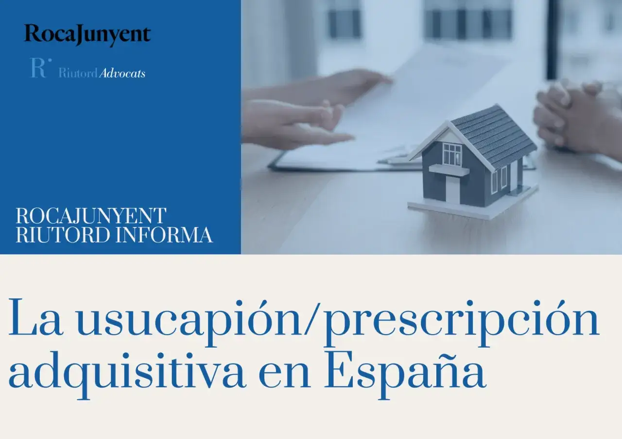 Manos sobre un documento y una maqueta de casa, simbolizando la usucapi&oacute;n en Espa&ntilde;a.
