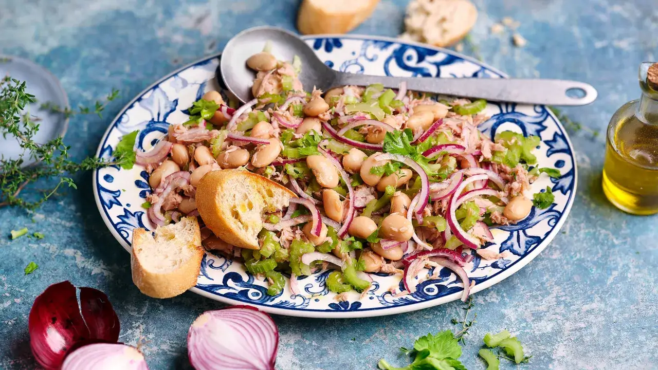 Ein köstlicher Thunfisch Bohnen Salat Italienisch mit roten Zwiebeln, Sellerie und Brot.