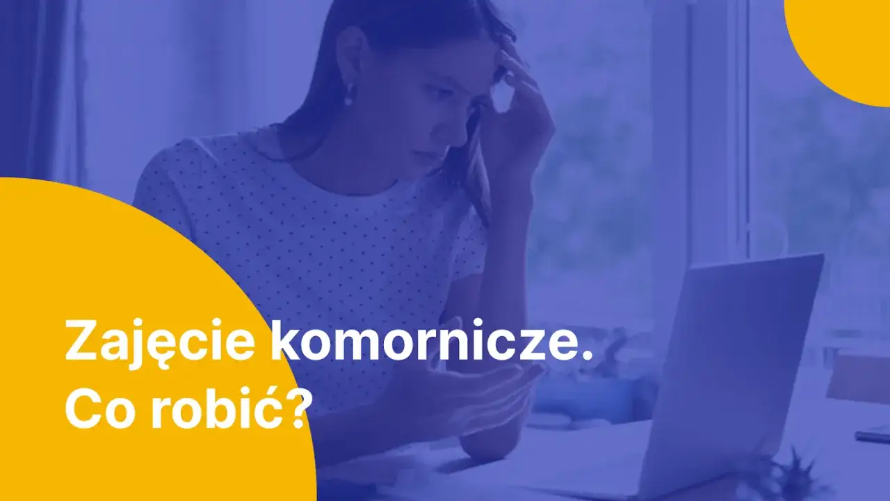 Zajęcie komornicze konta bankowego. Zmartwiona kobieta przy laptopie szuka rozwiązania.