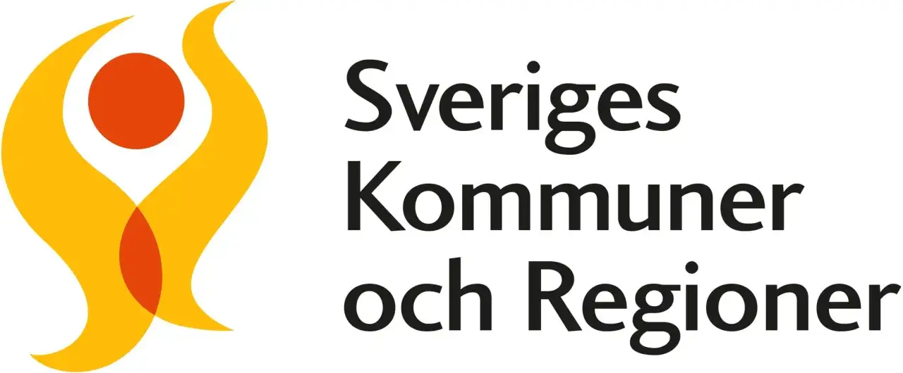 Sveriges Kommuner och Regioner (SKR) logotyp. En symbol av en person med uppstr&auml;ckta armar och texten 
