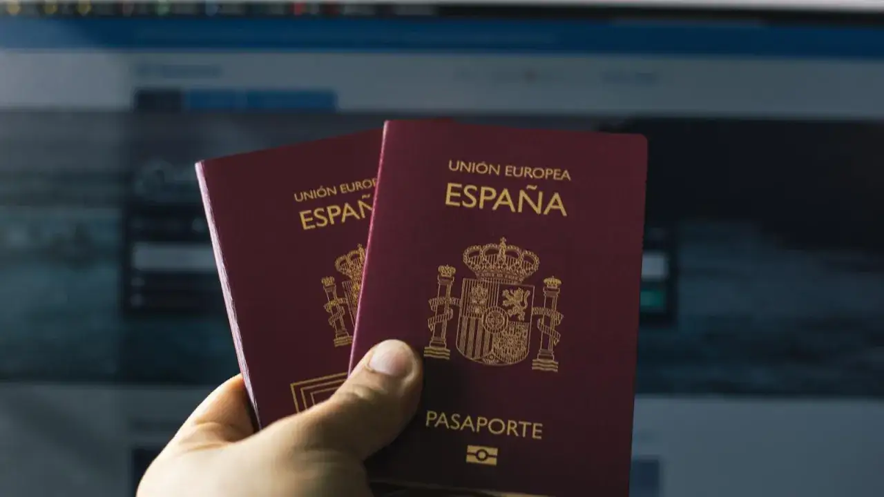 Dos pasaportes españoles en mano, listos para investigar el precio visado India.