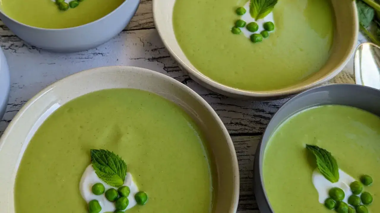 Erfrischendes Erbsen-Minz-Suppen-Rezept als Kaltschale. Cremig, grün und mit frischen Erbsen garniert.