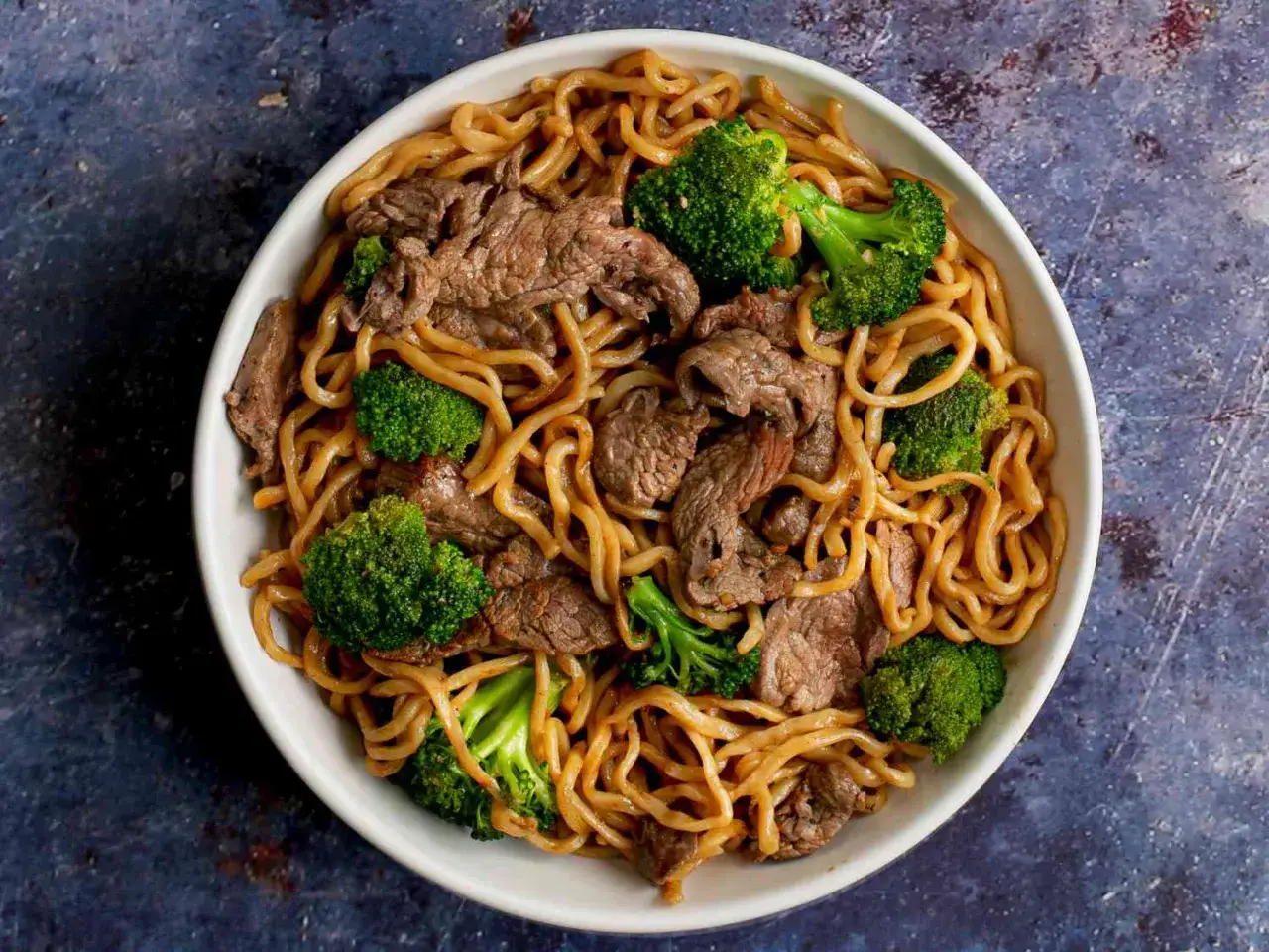 En sk&aring;l med nudlar, strimlat n&ouml;tk&ouml;tt och broccoli. Ett enkelt nudlar recept som ser uts&ouml;kt ut.