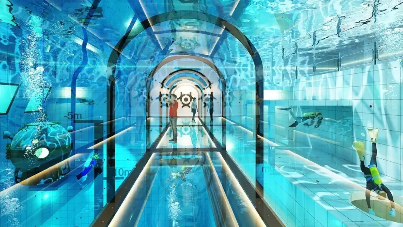 Podwodny tunel z ludźmi i nurkami. To miejsce pokazuje, freediving co to jest &ndash; zanurzanie się w głębinach.