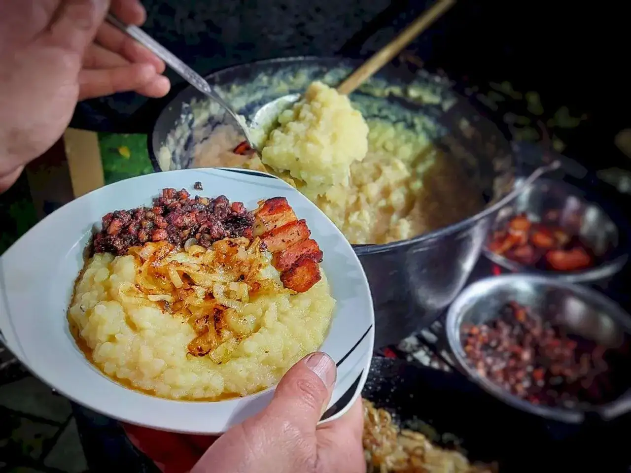 Herzhaftes Himmel und Erde Rezept: Kartoffelbrei mit Apfelmus, gebratenen Zwiebeln und Speck. Ein Klassiker!