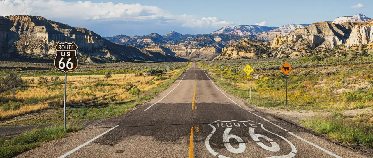Droga Route 66 z charakterystycznym znakiem i malowniczymi krajobrazami. Ciekawostki o tej legendarnej trasie czekają na odkrycie.