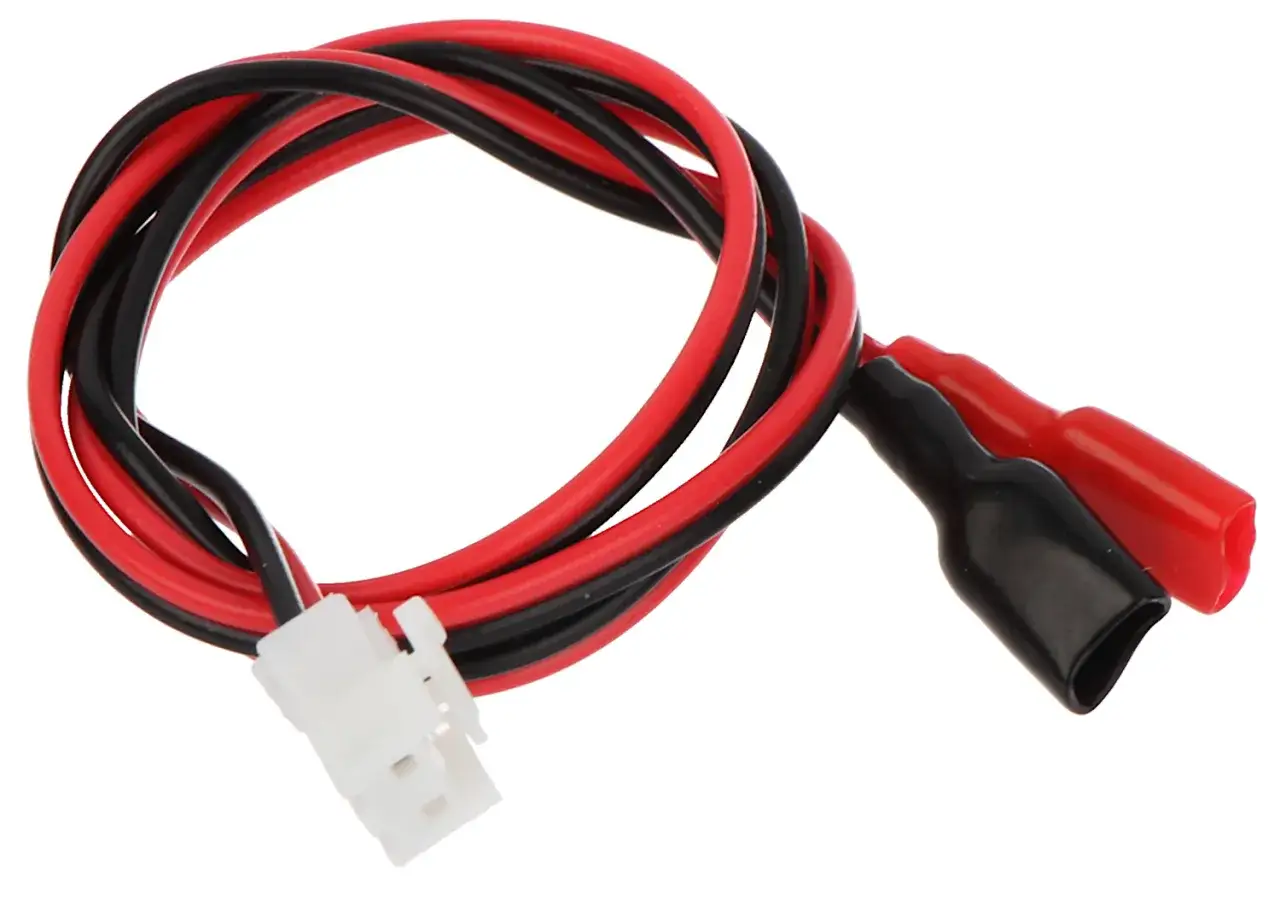 Kabel z wtyczką do programowania, zasilania lub diagnostyki. Czerwono-czarne przewody zakończone z jednej strony białym złączem, z drugiej zaciskami.