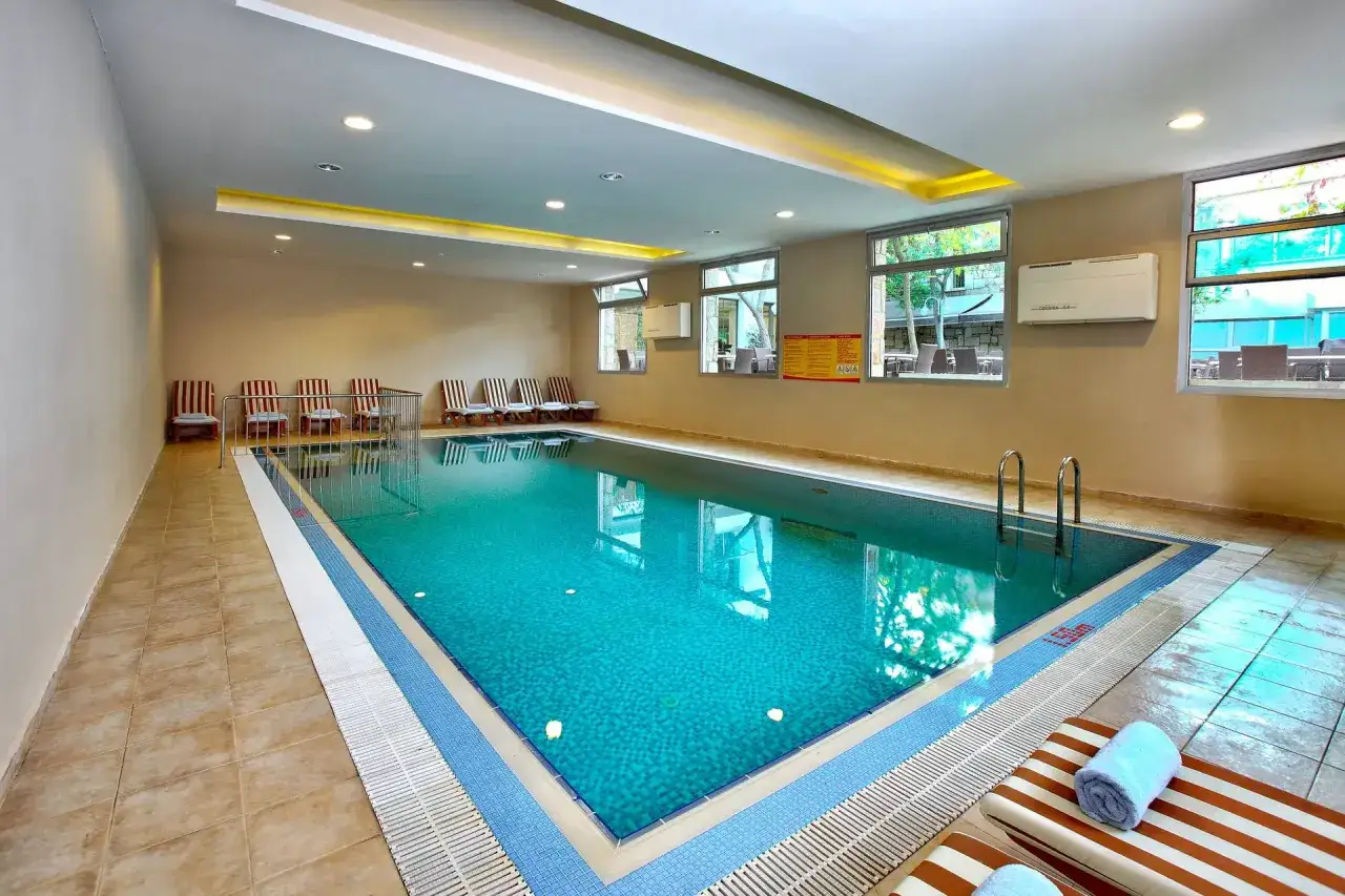Basen w Mandarin Resort. Czysta woda, leżaki i krzesła czekają na gości. Warto sprawdzić opinie przed rezerwacją.