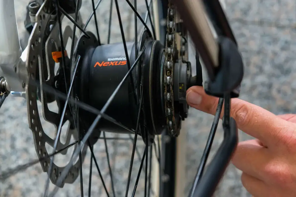 Vinger raakt de ketting aan bij de Shimano Nexus 5 naaf, mogelijk door shimano nexus 5 problemen.