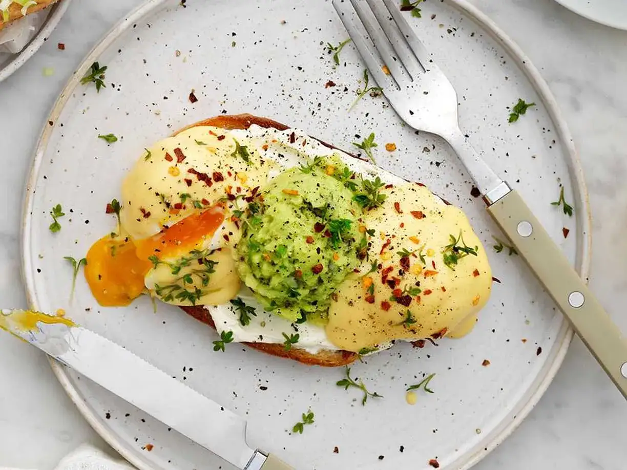 En perfekt brunch recept: rostat br&ouml;d med pocherade &auml;gg, kr&auml;mig hollandaises&aring;s, avokado och &ouml;rter. En fest f&ouml;r &ouml;gat och magen!