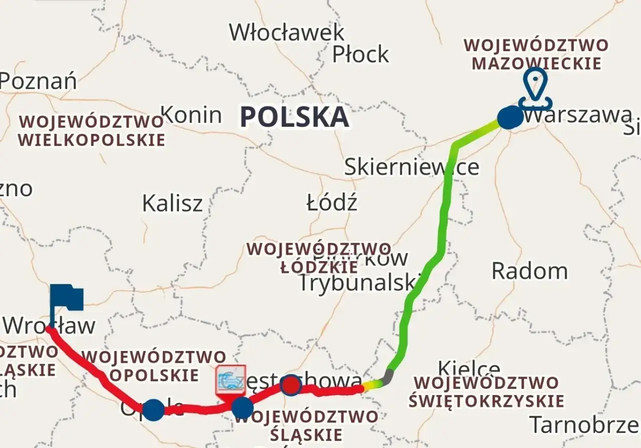 Mapa Polski z zaznaczonymi trasami pociągów. Monitoring ruchu pociągów między Wrocławiem a Warszawą.