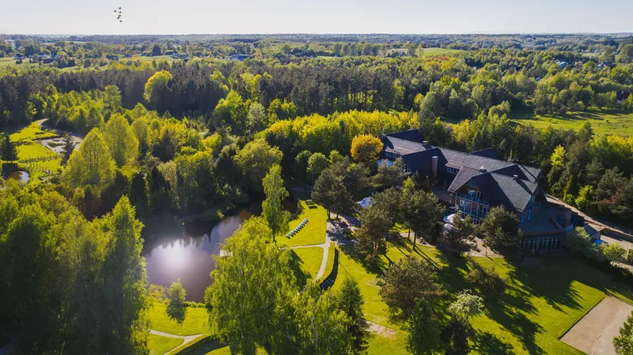 Malowniczy hotel spa na Kaszubach, otoczony lasami i jeziorem, zaprasza na relaks w otoczeniu natury.
