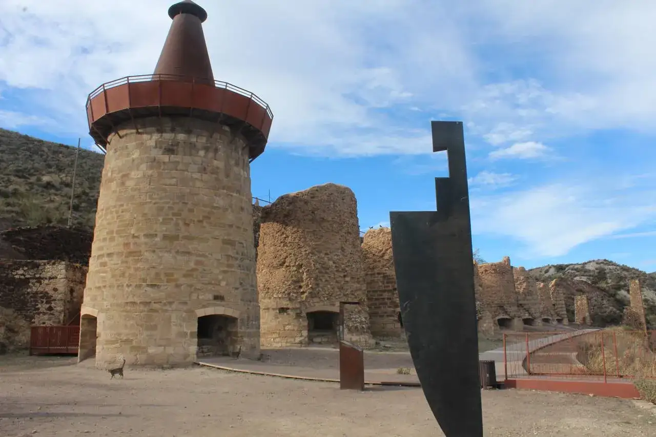 Antiguas torres mineras en Lucainena de las Torres. Un lugar con historia que ver, con ruinas y un cielo azul.