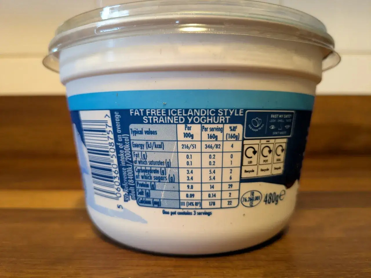 Skyr kcal: 51 na 100g. Ten jogurt islandzki typu skyr ma niską zawartość kalorii, idealny na zdrową przekąskę.