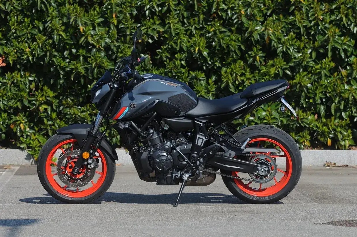 Yamaha MT-07 grigia con cerchi arancioni, pronta a scatenare la sua velocit&agrave; massima.