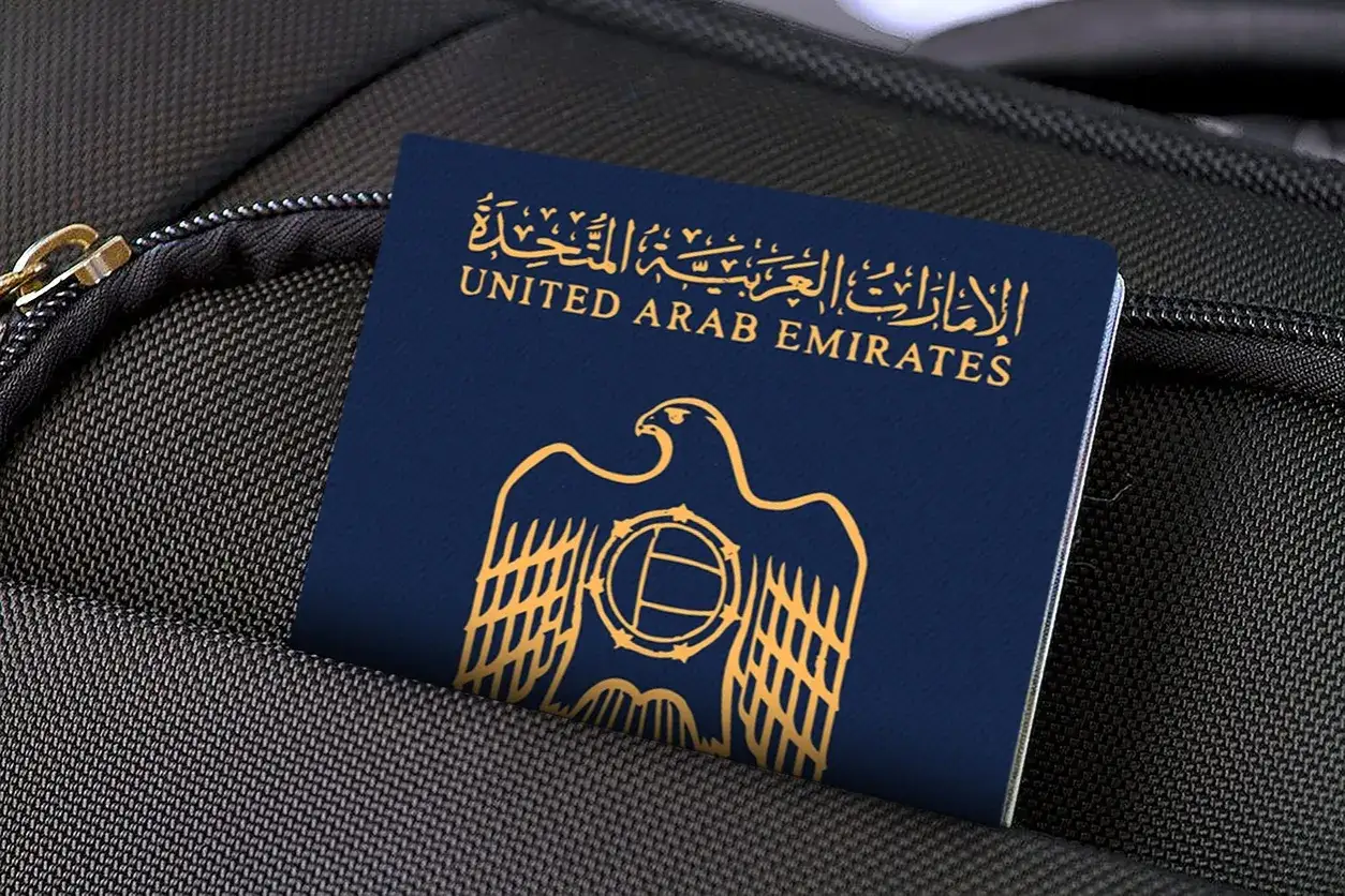 Paszport Zjednoczonych Emiratów Arabskich w torbie podróżnej. Czy do Emiratów Arabskich potrzebny jest paszport? Tak, jest niezbędny.