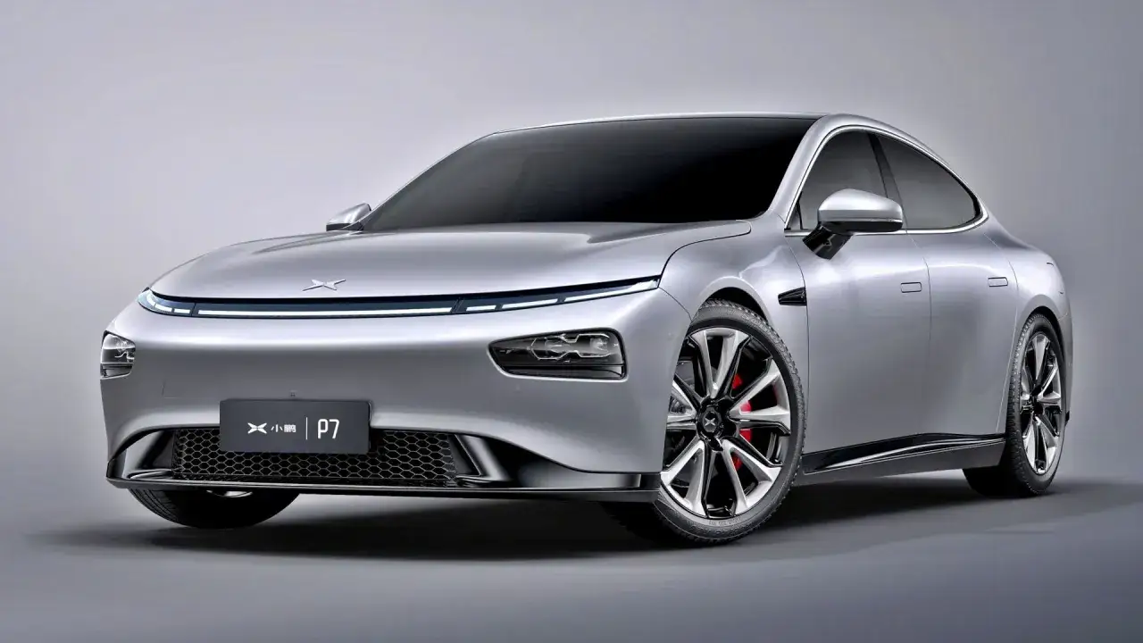 Srebrny sedan XPeng P7, marka samochodu na zdjęciu, prezentuje nowoczesny design z charakterystycznym pasem świateł LED.