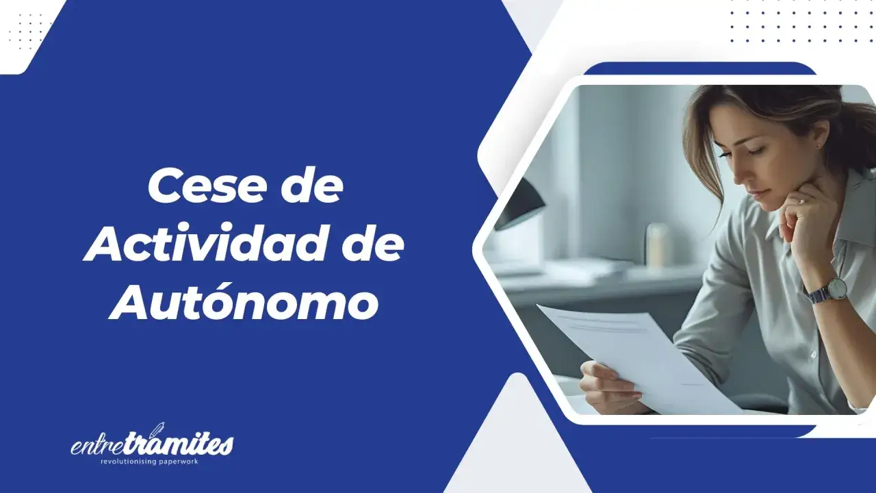 Mujer revisa documentos. El cese de actividad de autónomo, lo cotizado como autónomo cuenta para el paro.