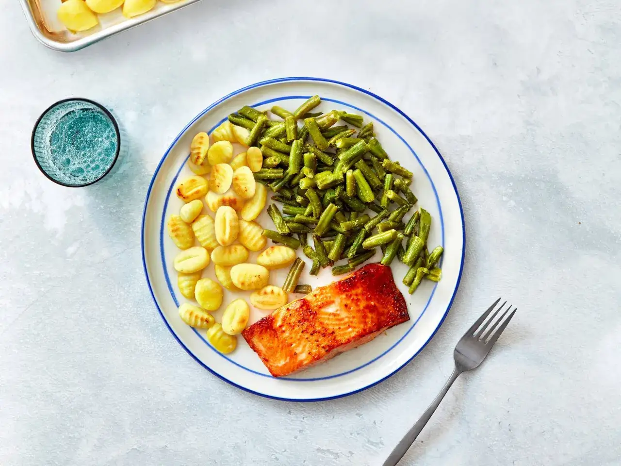 Assiette avec saumon grill&eacute;, haricots verts et gnocchis, un repas &eacute;quilibr&eacute; pour un r&eacute;gime.