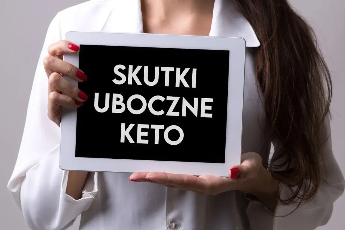 Kobieta trzyma tablet z napisem 