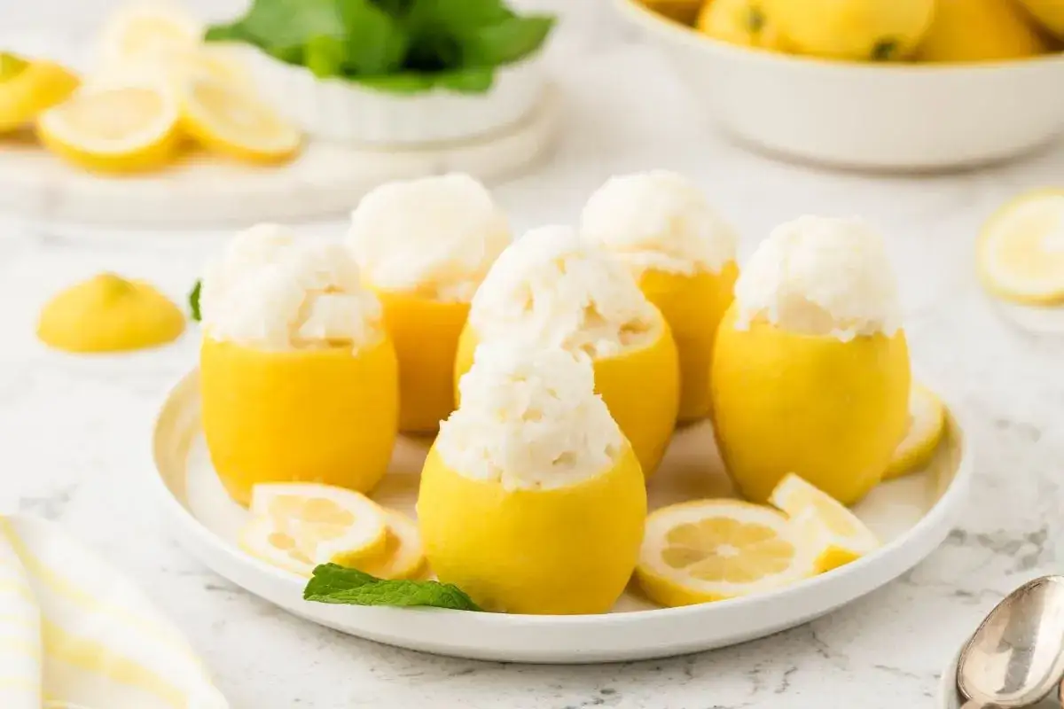 Erfrischendes Limoncello Sorbet, serviert in ausgeh&ouml;hlten Zitronen. Ein s&uuml;&szlig;er Genuss mit Zitrusnote.
